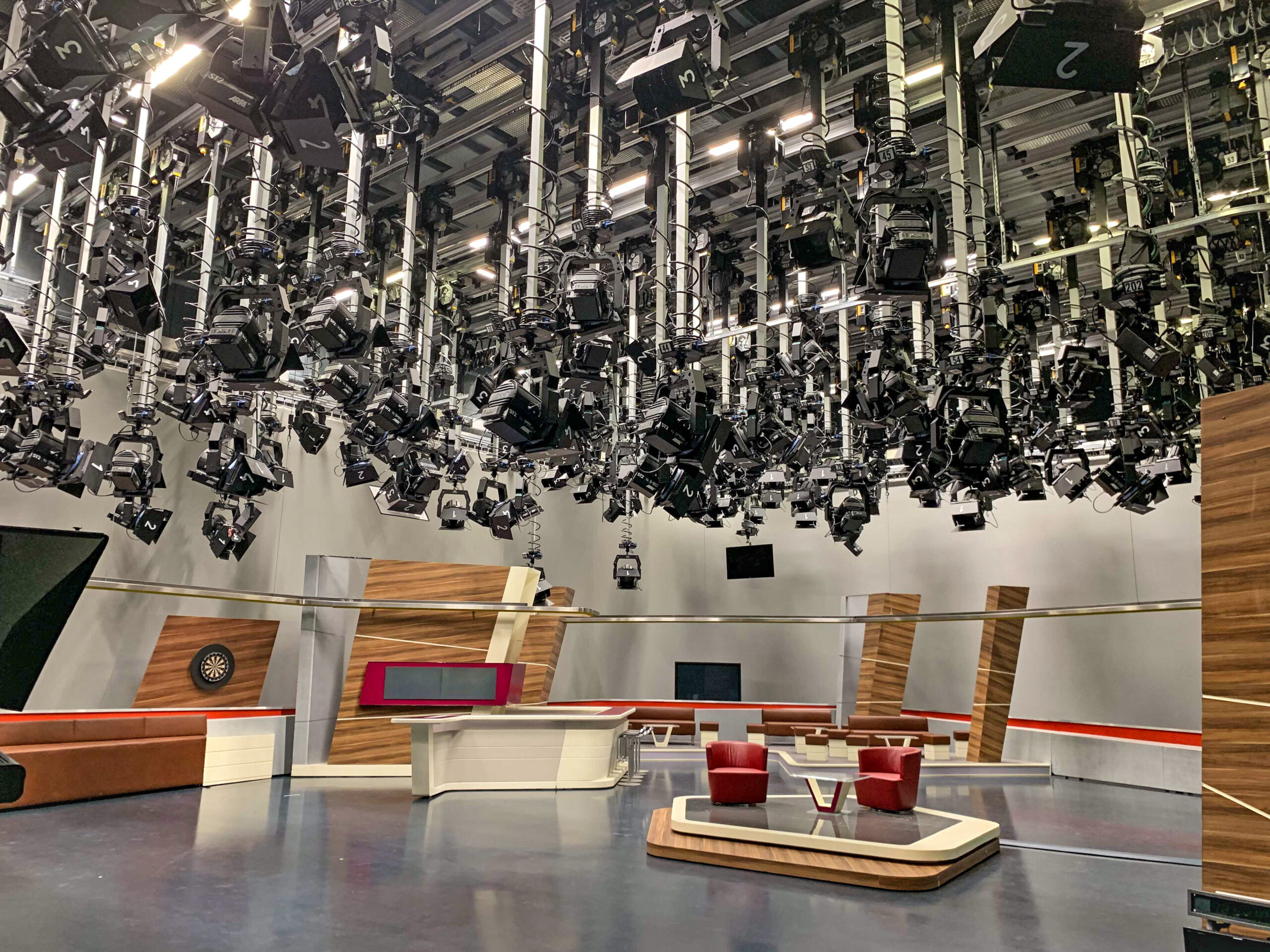 Fernsehstudio des SWR in Stuttgart mit Deckenleuchten
